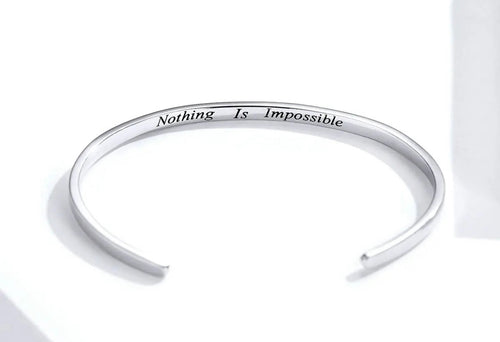 Bracelete com a frase Nada é impossível